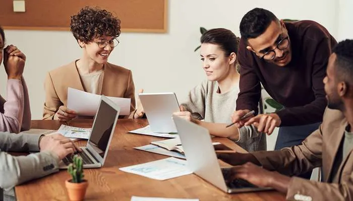 جلسه کاری کارمندان برای همکاری در تبلیغات اینستاگرام