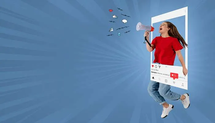 دختر اینفلوئنسر در حال تبلیغ به عنوان یکی از روش های همکاری در تبلیغات اینستاگرام