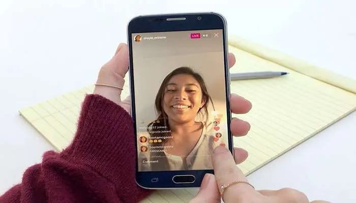 دختر در حال برگزاری لایو مشترک و همکاری‌های تعاملی به عنوان یکی از روش های همکاری در تبلیغات اینستاگرام